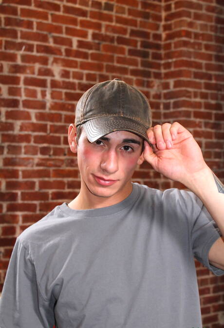 Der harte Kerl Leo Balcony posiert nackt und zeigt seinen Hintern im Freien