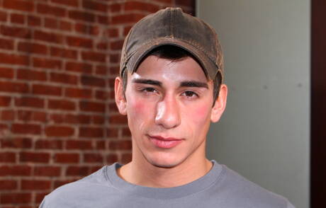 Der harte Kerl Leo Balcony posiert nackt und zeigt seinen Hintern im Freien