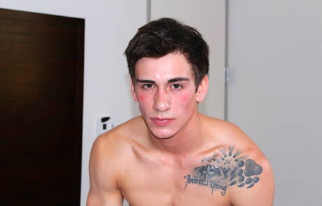 Der harte Kerl Leo Balcony posiert nackt und zeigt seinen Hintern im Freien