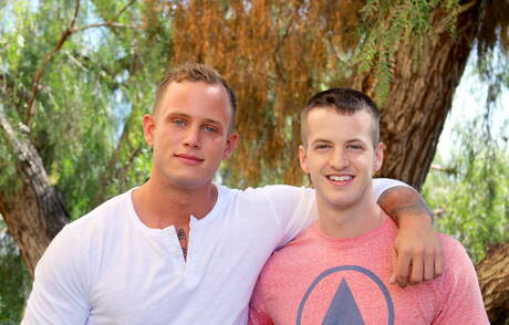 Piękni Amerykanie, dobrze zbudowani Quentin Gainz i superogier Zack Matthews uprawiają dobry seks analny na zewnątrz