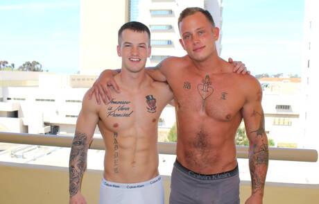 Piękni Amerykanie, dobrze zbudowani Quentin Gainz i superogier Zack Matthews uprawiają dobry seks analny na zewnątrz