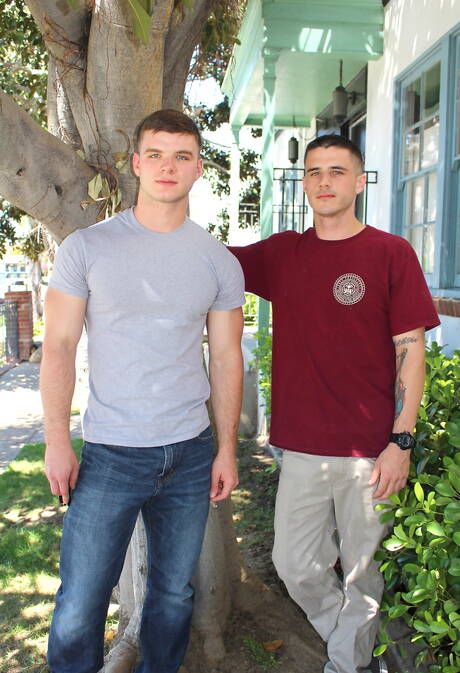 Active Duty: タフガイのアーロンとスーパースタッドのヴァン・ジェームズが屋外で熱いカップルセックスをする