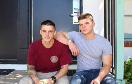 O durão Arron e o super garanhão Van James fazem sexo quente ao ar livre