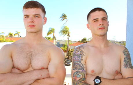 O durão Arron e o super garanhão Van James fazem sexo quente ao ar livre