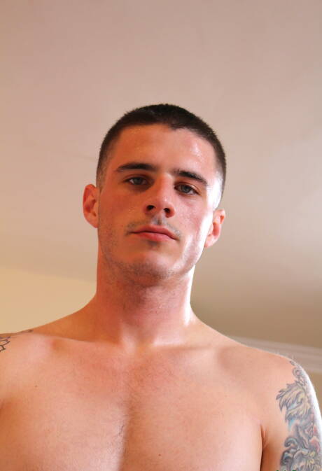 O durão Arron e o super garanhão Van James fazem sexo quente ao ar livre