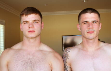 O durão Arron e o super garanhão Van James fazem sexo quente ao ar livre