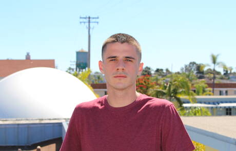 Lo stallone Arron si masturba il cazzo fuori