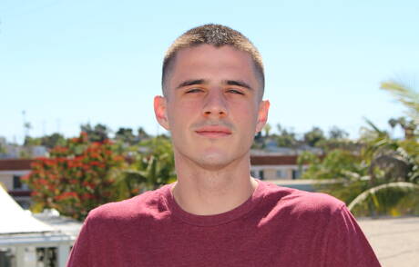 Lo stallone Arron si masturba il cazzo fuori