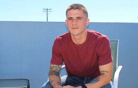 Lo stallone Arron si masturba il cazzo fuori