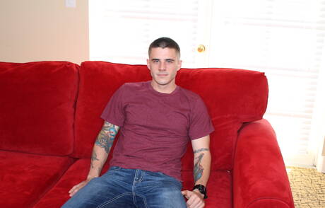 Lo stallone Arron si masturba il cazzo fuori