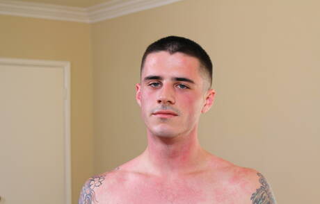 Lo stallone Arron si masturba il cazzo fuori