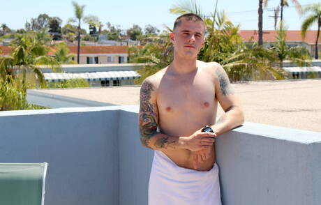 Lo stallone Arron si masturba il cazzo fuori