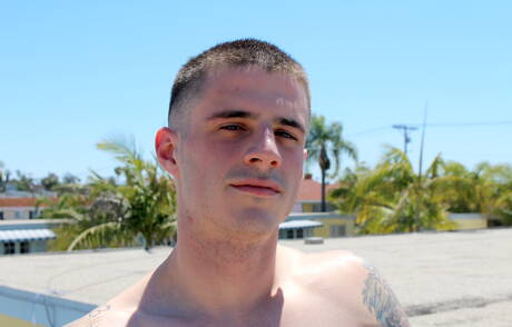 Lo stallone Arron si masturba il cazzo fuori