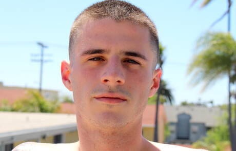 Lo stallone Arron si masturba il cazzo fuori