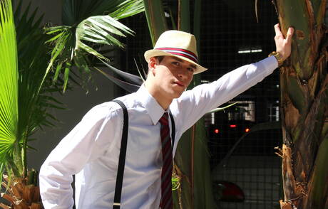 Knappe jongen Tommy Porter trekt zijn lul buiten af