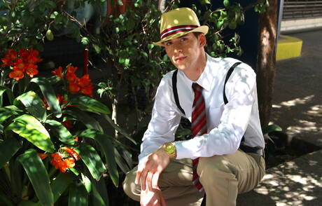 Knappe jongen Tommy Porter trekt zijn lul buiten af