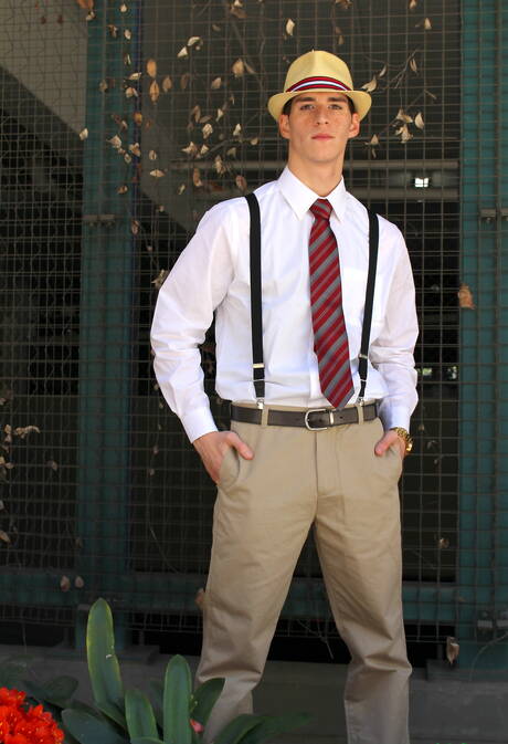 Knappe jongen Tommy Porter trekt zijn lul buiten af