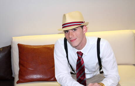 Knappe jongen Tommy Porter trekt zijn lul buiten af