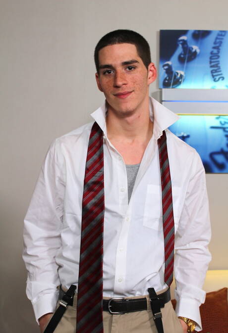 Knappe jongen Tommy Porter trekt zijn lul buiten af