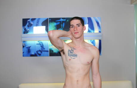 Knappe jongen Tommy Porter trekt zijn lul buiten af