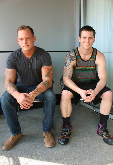 Les sympathiques copains américains Zack Matthews et Allen Lucas, musclé, baisent le cul après avoir sucé une bite à l