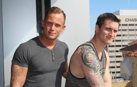 Les sympathiques copains américains Zack Matthews et Allen Lucas, musclé, baisent le cul après avoir sucé une bite à l