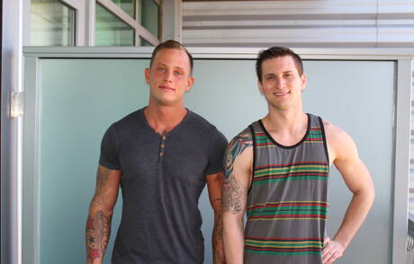 Les sympathiques copains américains Zack Matthews et Allen Lucas, musclé, baisent le cul après avoir sucé une bite à l