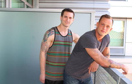 Les sympathiques copains américains Zack Matthews et Allen Lucas, musclé, baisent le cul après avoir sucé une bite à l