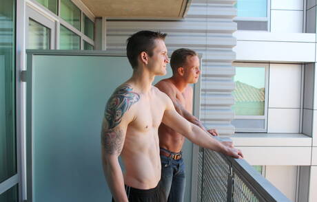 Les sympathiques copains américains Zack Matthews et Allen Lucas, musclé, baisent le cul après avoir sucé une bite à l