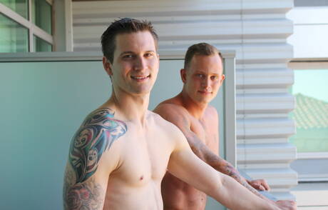 Les sympathiques copains américains Zack Matthews et Allen Lucas, musclé, baisent le cul après avoir sucé une bite à l