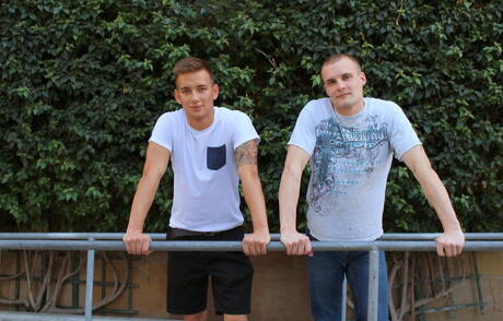 O bonitão americano Colton Phobos e o bonitão Matthew Reeves fazem um bom sexo anal ao ar livre