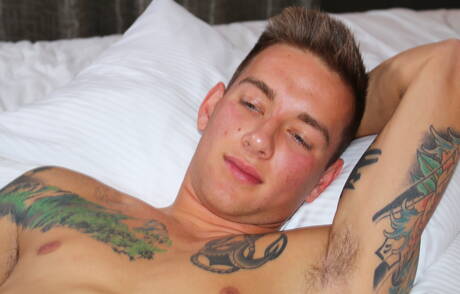 Il bel ragazzo americano Colton Phobos e il bel ragazzo Matthew Reeves si fanno un bel sesso anale all