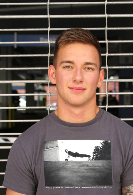 Beefy Matthew Reeves posing nude and showing his ass outdoor