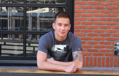 Il muscoloso Matthew Reeves posa nudo e mostra il suo culo all