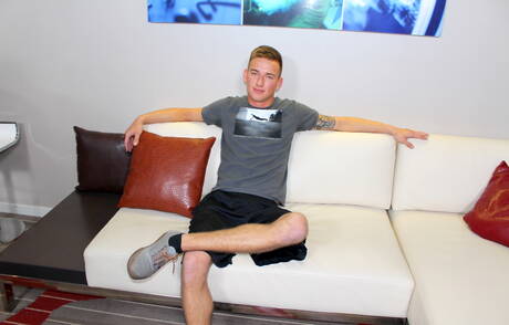 Il muscoloso Matthew Reeves posa nudo e mostra il suo culo all