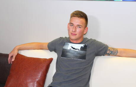 Il muscoloso Matthew Reeves posa nudo e mostra il suo culo all