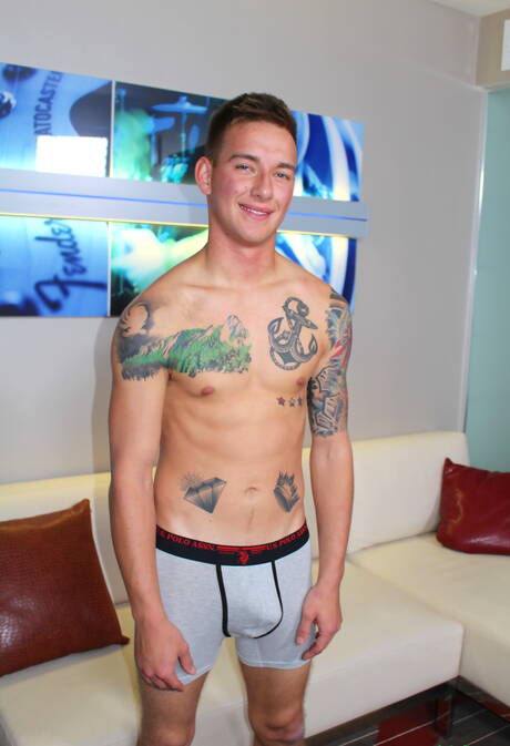 Il muscoloso Matthew Reeves posa nudo e mostra il suo culo all