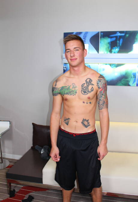 Il muscoloso Matthew Reeves posa nudo e mostra il suo culo all