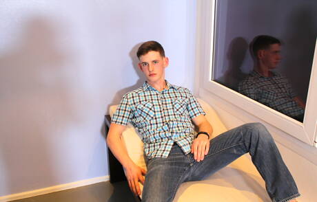 Der junge Kerl Lee Harting posiert nackt und zeigt seinen Hintern