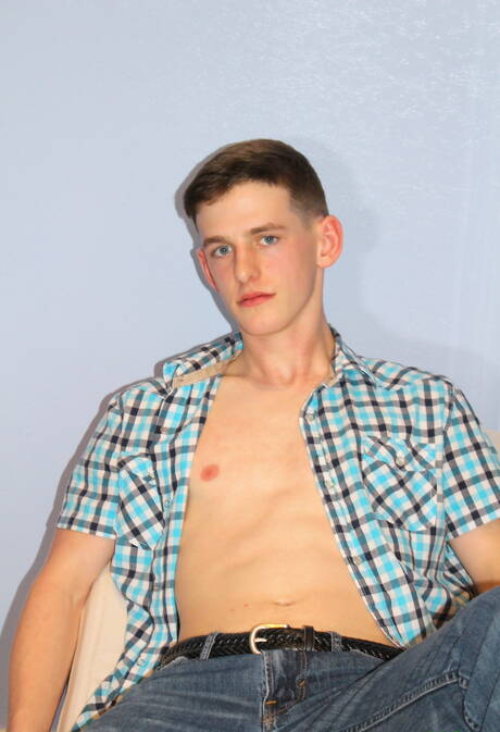 Der junge Kerl Lee Harting posiert nackt und zeigt seinen Hintern