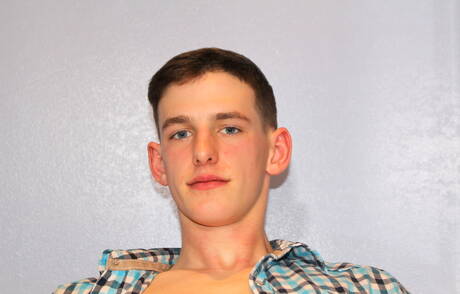 Der junge Kerl Lee Harting posiert nackt und zeigt seinen Hintern