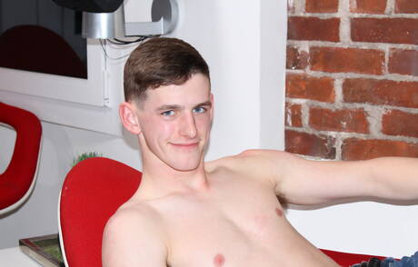 Der junge Kerl Lee Harting posiert nackt und zeigt seinen Hintern