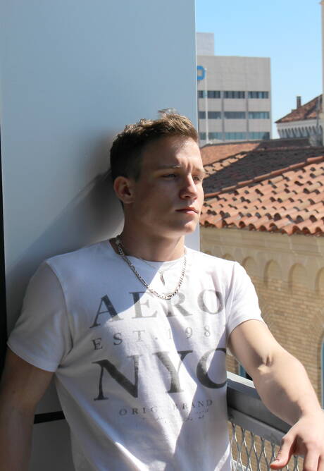 Hengst Mike Hollister zeigt im Freien einen Muskelkörper