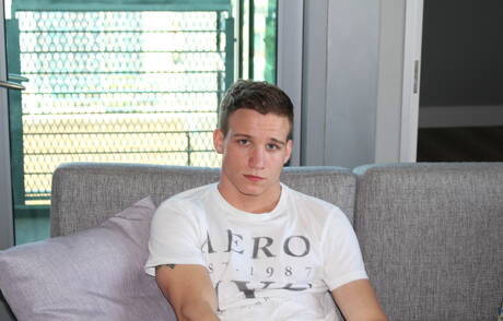 Hengst Mike Hollister zeigt im Freien einen Muskelkörper