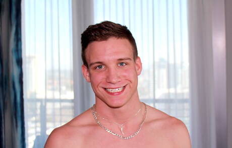 Hengst Mike Hollister zeigt im Freien einen Muskelkörper