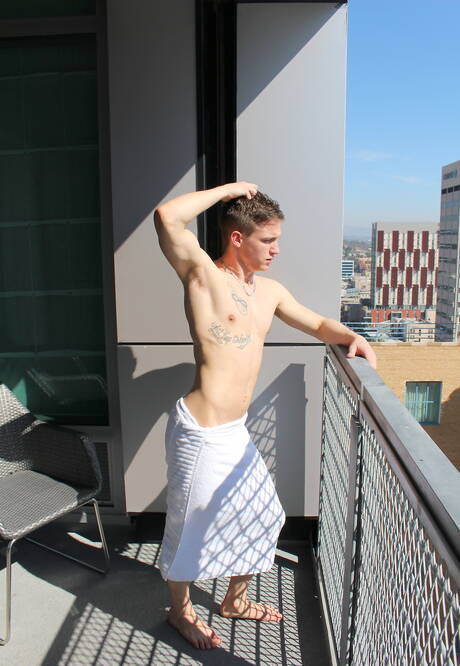 Hengst Mike Hollister zeigt im Freien einen Muskelkörper