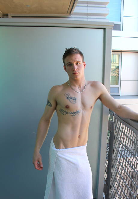 Hengst Mike Hollister zeigt im Freien einen Muskelkörper