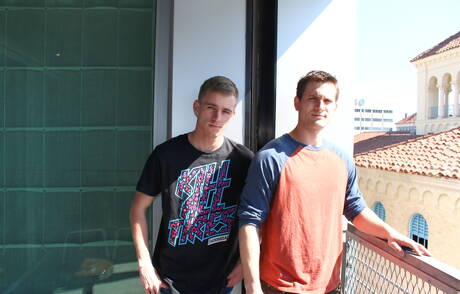 Deux mecs américains, le super étalon Allen Lucas et le minet sexy Ryan Jordan, ont une bonne relation sexuelle en extérieur