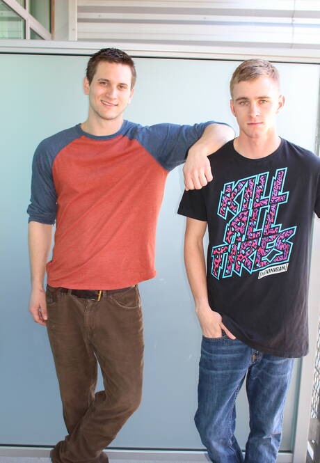 Deux mecs américains, le super étalon Allen Lucas et le minet sexy Ryan Jordan, ont une bonne relation sexuelle en extérieur