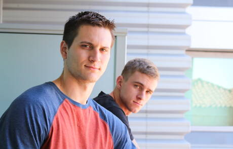 Deux mecs américains, le super étalon Allen Lucas et le minet sexy Ryan Jordan, ont une bonne relation sexuelle en extérieur